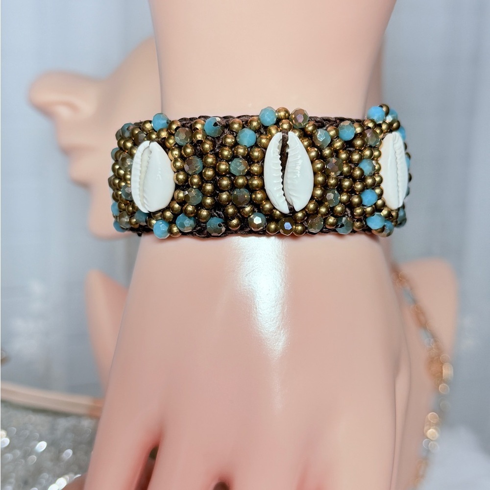 ⚜️ Handcrafted Beaded Shell Bracelet - Picture 12 of 14